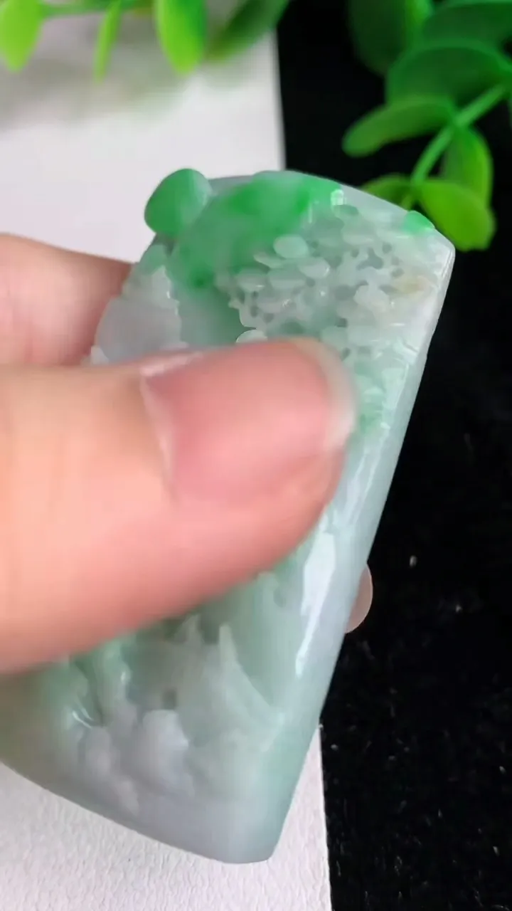 天然A货翡翠山水牌吊坠 ，尺寸54-35-11.3，重量:41.85g
6月11日