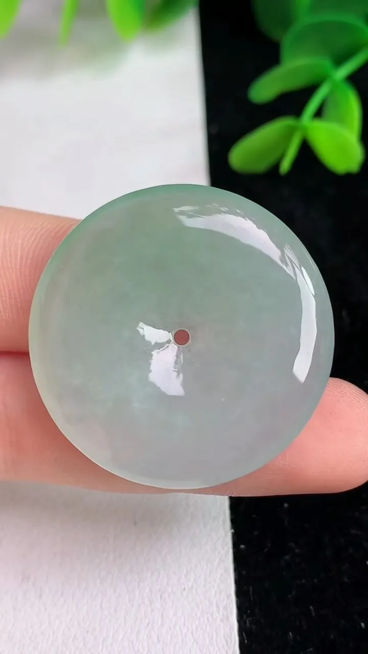 天然A货翡翠平安扣吊坠 ，尺寸31-5，重量:11.23g
6月11日