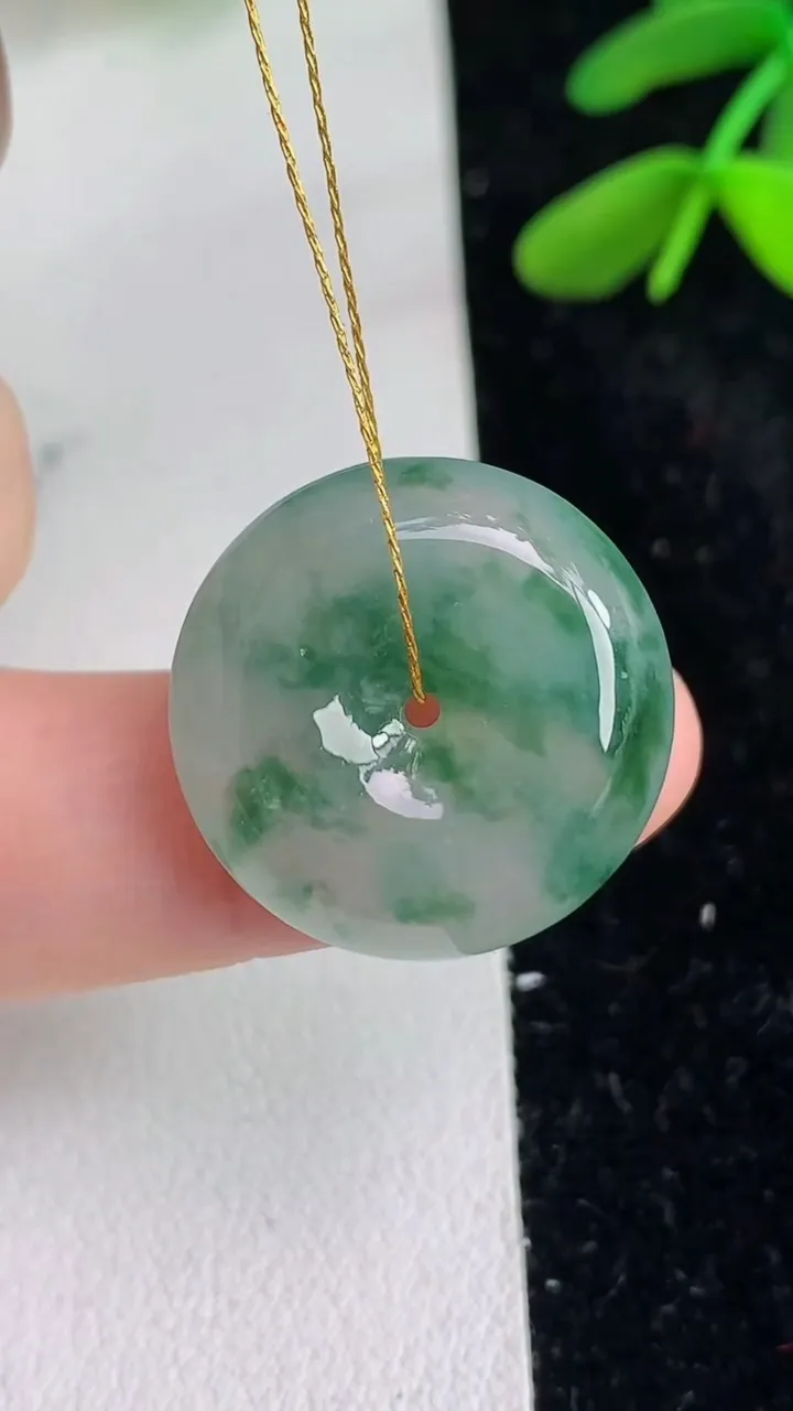 天然A货翡翠 飘花平安扣吊坠，尺寸20.3-6.6，重量:5.89g
6月11日