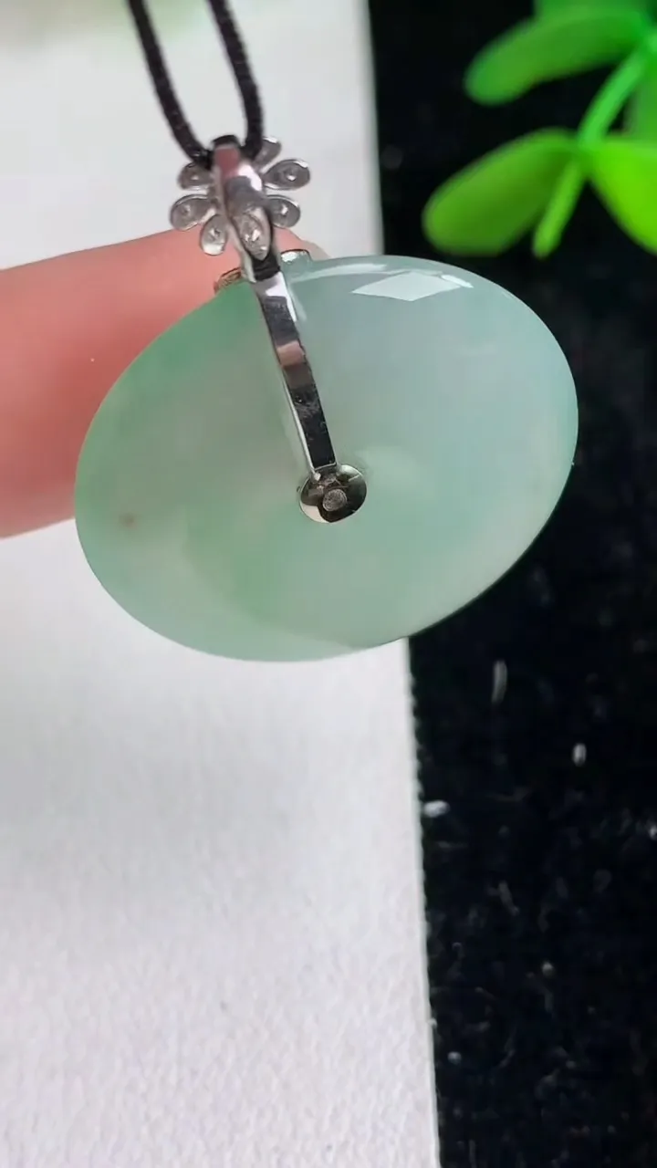 天然A货翡翠平安扣吊坠 ，尺寸25-4.6，重量:6.37g
6月11日