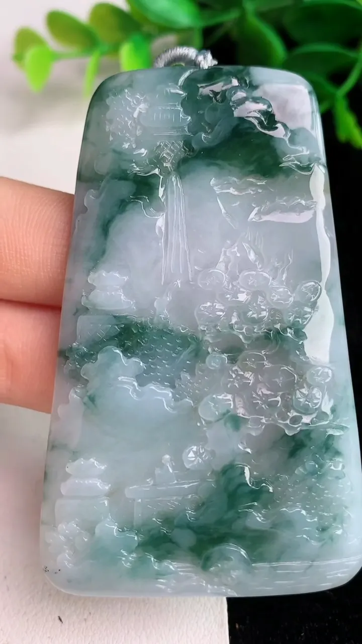 天然A货翡翠牌吊坠 ，尺寸68-41.3-5.5，重量:36.07g
6月11日