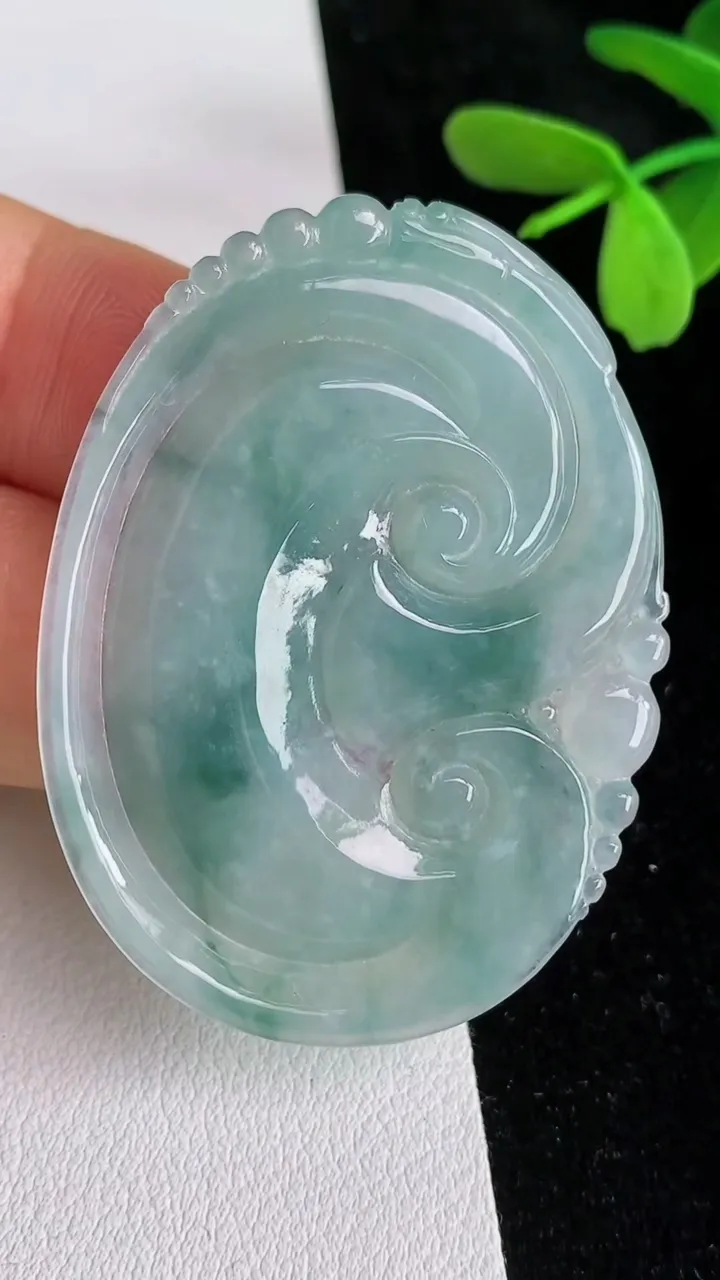天然A货翡翠飘花如意吊坠，尺寸47.8-35.5-3.8，重量:13.04g
6月12日