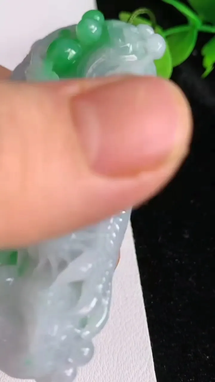 天然A货翡翠龙牌吊坠，尺寸71.8-37-12.3，重量:64.53g
6月12日