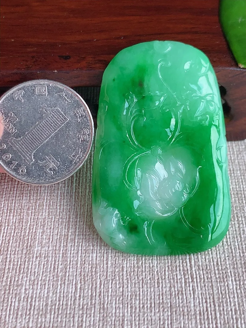 天然A货翡翠飘阳绿连年有余吊坠 尺寸50.2×31.4×5.2m量18.77g 0611