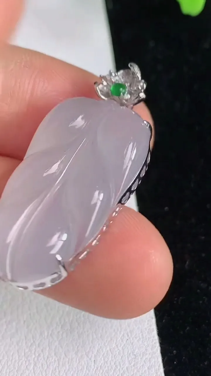 天然A货翡翠金枝玉叶叶子吊坠，尺寸36.3-28-16-6.3，重量:4.95g
6月12日