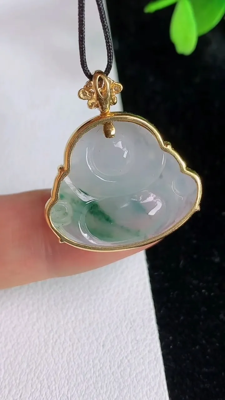 天然A货翡翠飘花佛公吊坠，尺寸27.4-19.6-24.3-7.5，重量:5.60g
6月12日