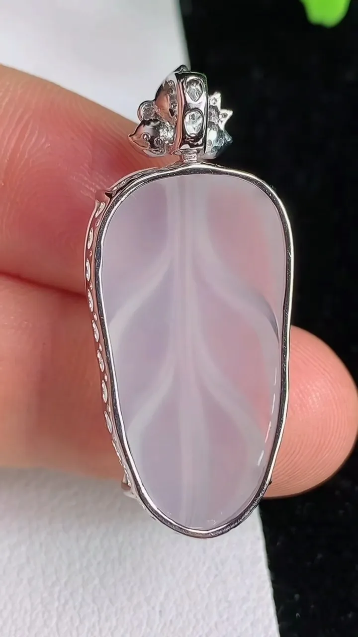 天然A货翡翠金枝玉叶叶子吊坠，尺寸36.3-28-16-6.3，重量:4.95g
6月12日