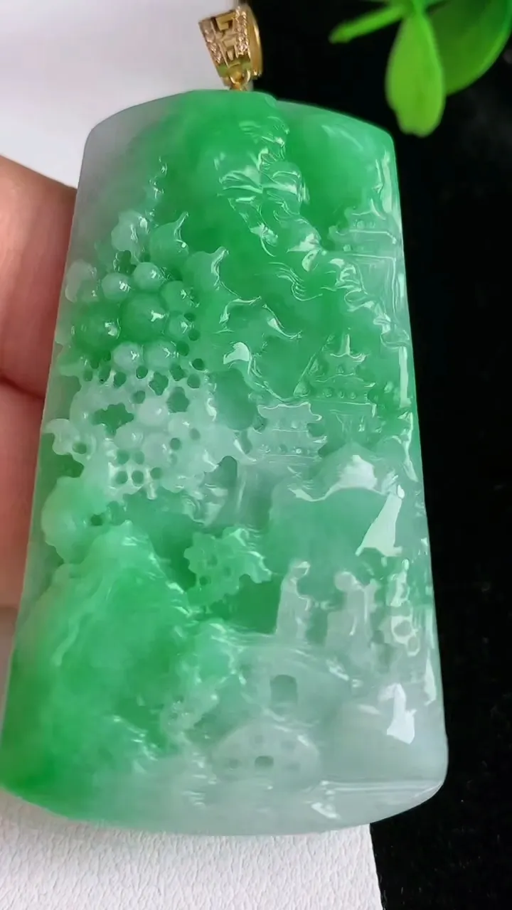 天然A货翡翠山水牌吊坠，尺寸53.7-31.8-6.3，重量:23.94g
6月12日