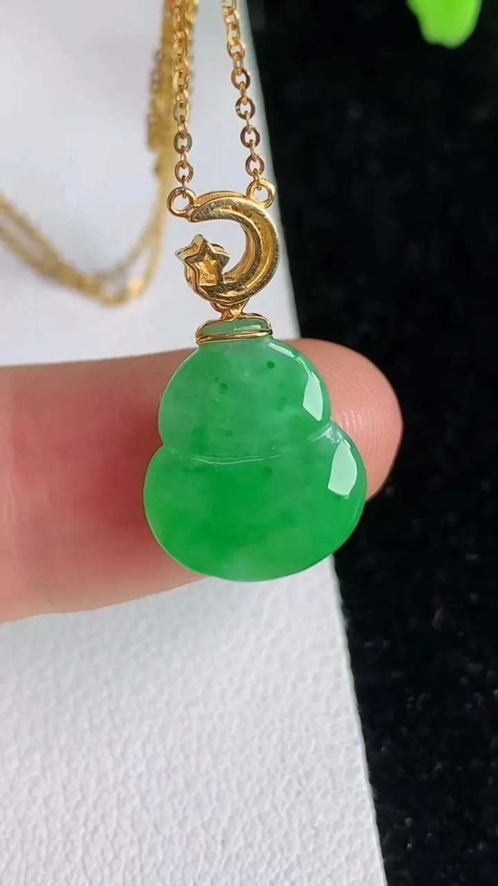 天然A货翡翠葫芦项链，尺寸14.3-12.2-6.2，重量:3.30g
6月12日
