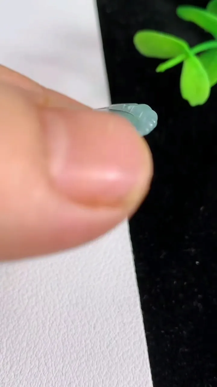 天然A货翡翠飘花如意吊坠，尺寸47.8-35.5-3.8，重量:13.04g
6月12日