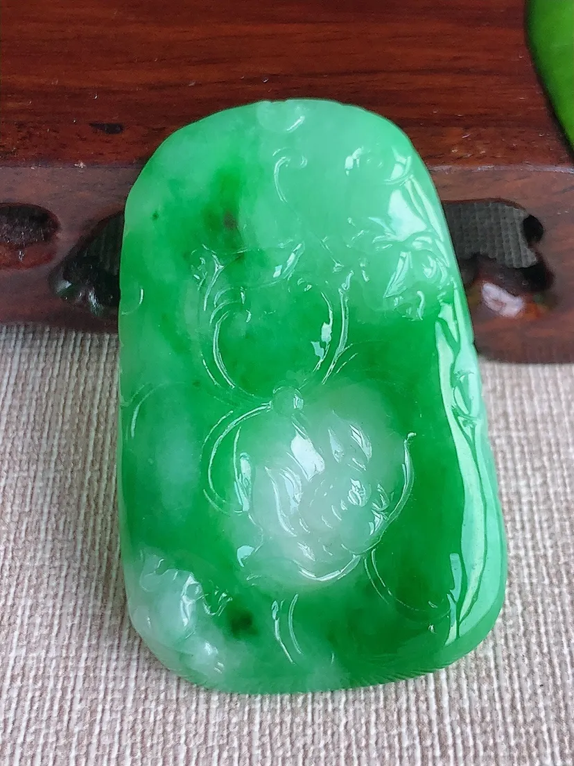 天然A货翡翠飘阳绿连年有余吊坠 尺寸50.2×31.4×5.2m量18.77g 0611