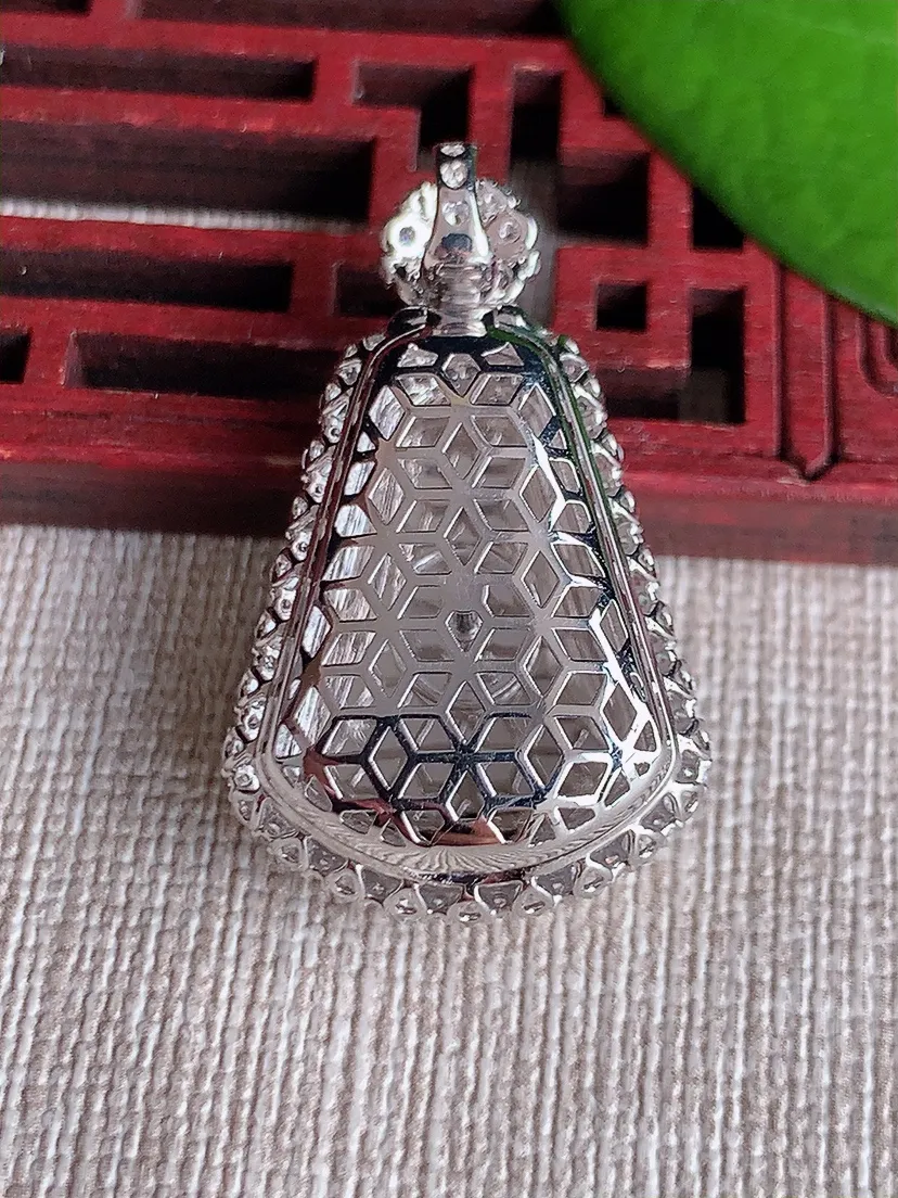 天然A货翡翠18K金伴阳绿无事牌吊坠尺寸33×20×10.7裸石20.8×14.6m量7.46g 0