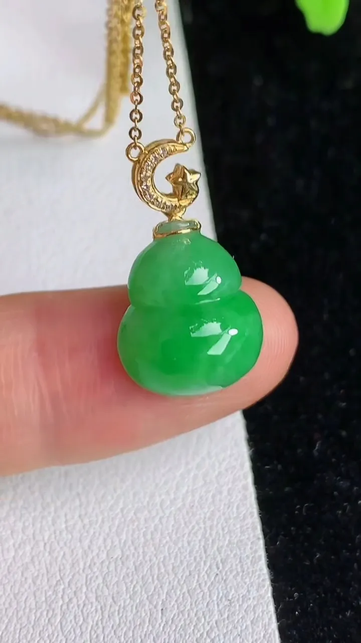 天然A货翡翠葫芦项链，尺寸14.3-12.2-6.2，重量:3.30g
6月12日
