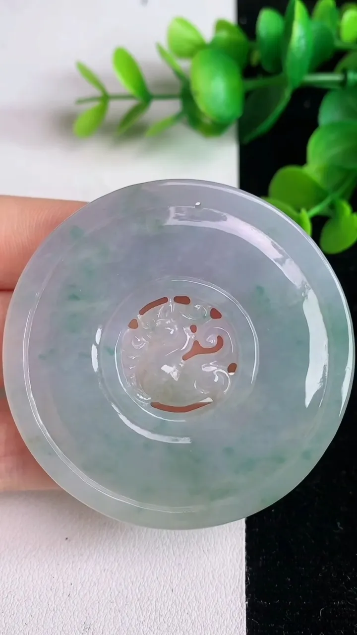 天然A货翡翠飘花龙牌吊坠，尺寸54.5-6，重:31.52g
6月12日