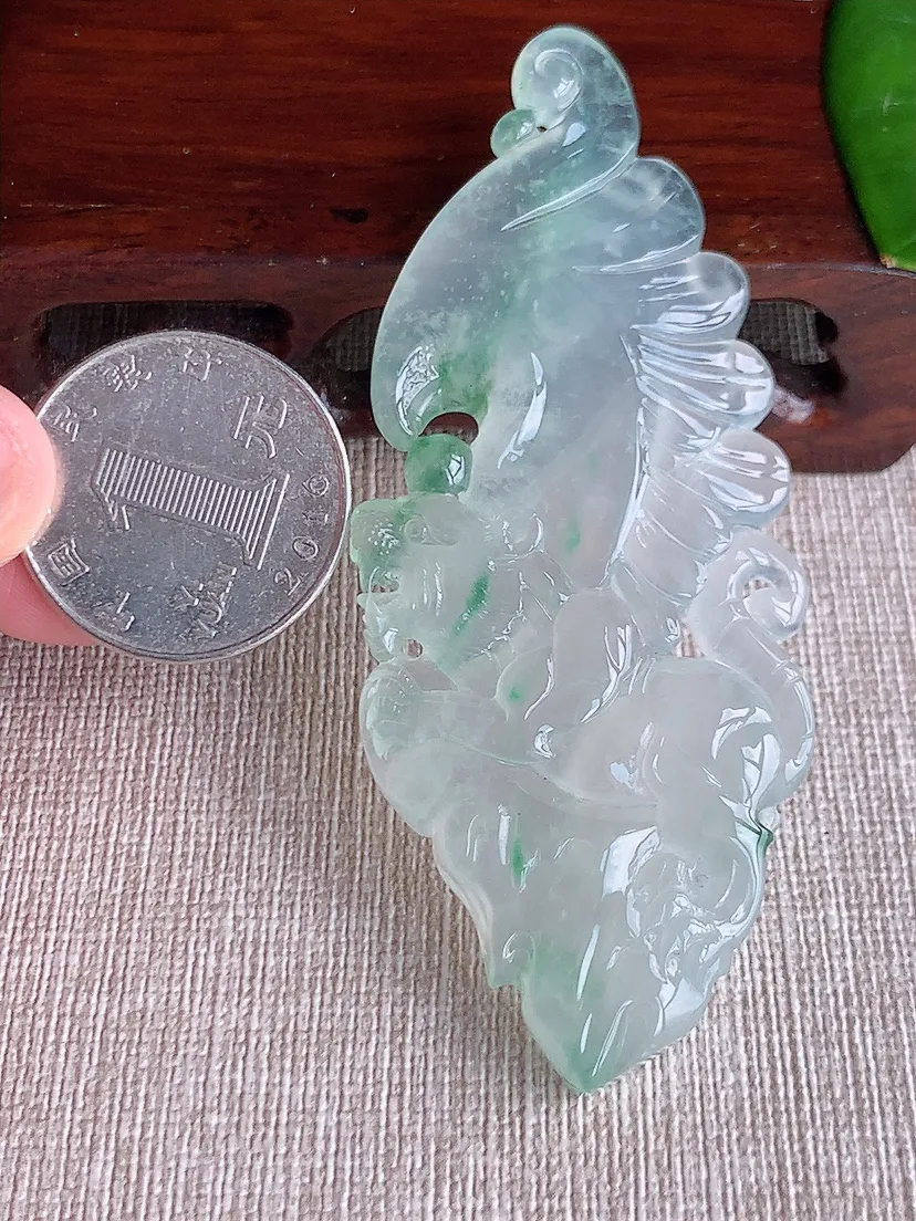 天然A货翡翠飘绿如虎添翼吊坠尺寸82×32.6×6.6m量33.05g 0611