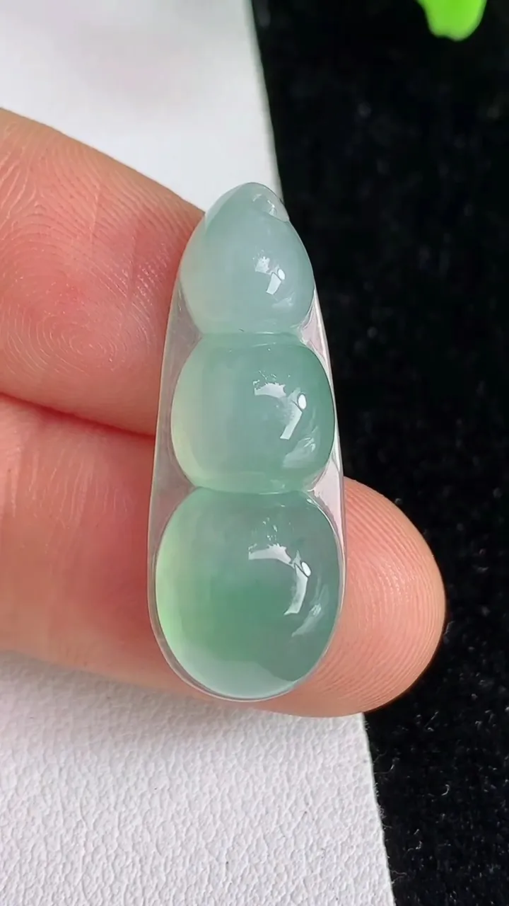 天然A货翡翠福豆吊坠，尺寸30.4-11.8-7.6，重量:4.68g
6月12日