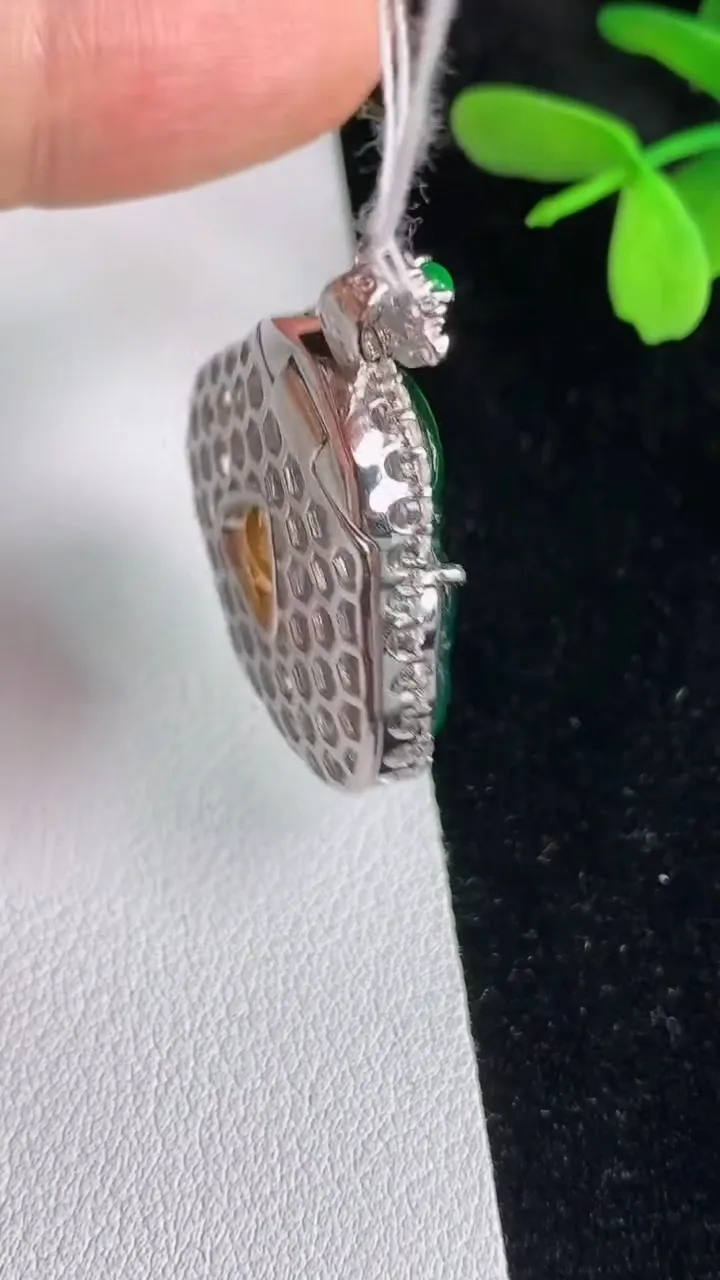 天然A货翡翠佛公吊坠，尺寸35.7-28.7-8.5，裸石20.6-24.5重量:8.50g
6月12日