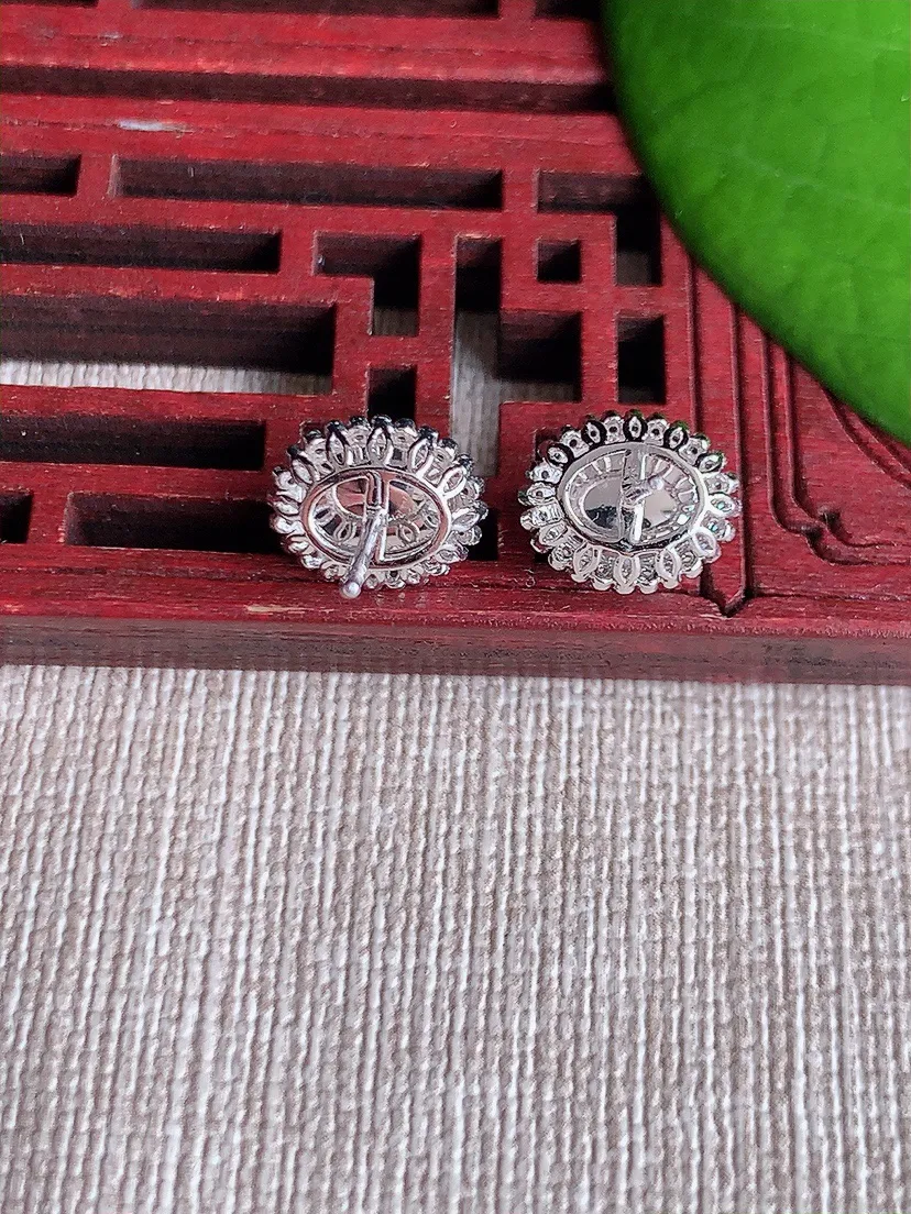 天然A货翡翠18K金伴钻镶嵌甜绿蛋面耳钉尺寸8.3×6.6mm 重量2.46g 0611