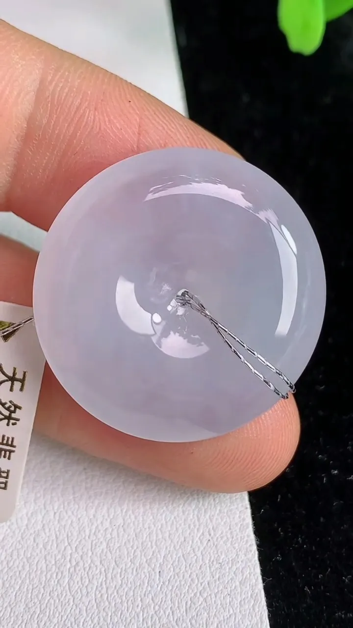 天然A货翡翠平安扣吊坠，尺寸27.8-5.7，重量:9.28g
6月12日