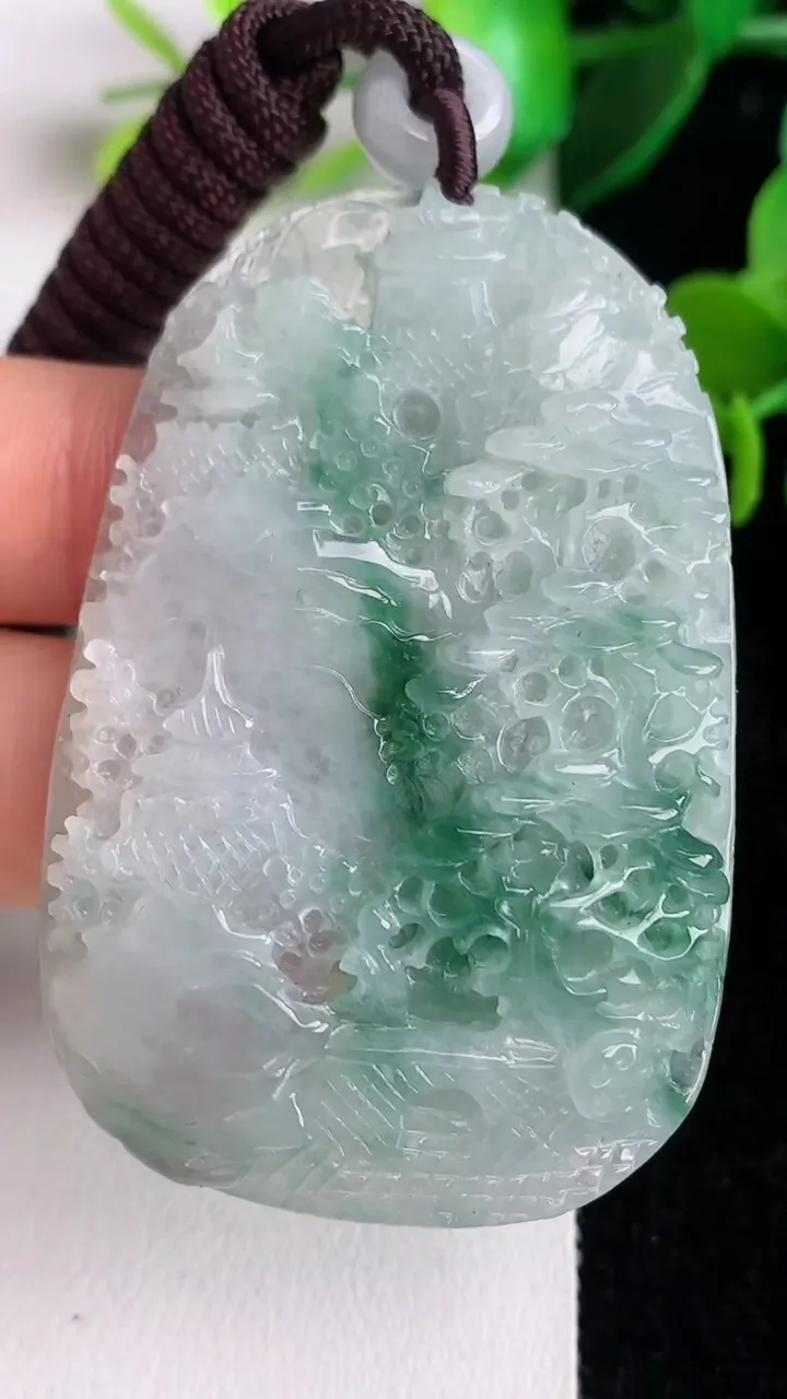 天然A货翡翠牌吊坠，尺寸56-37-7.5，重23.26g
6月12日