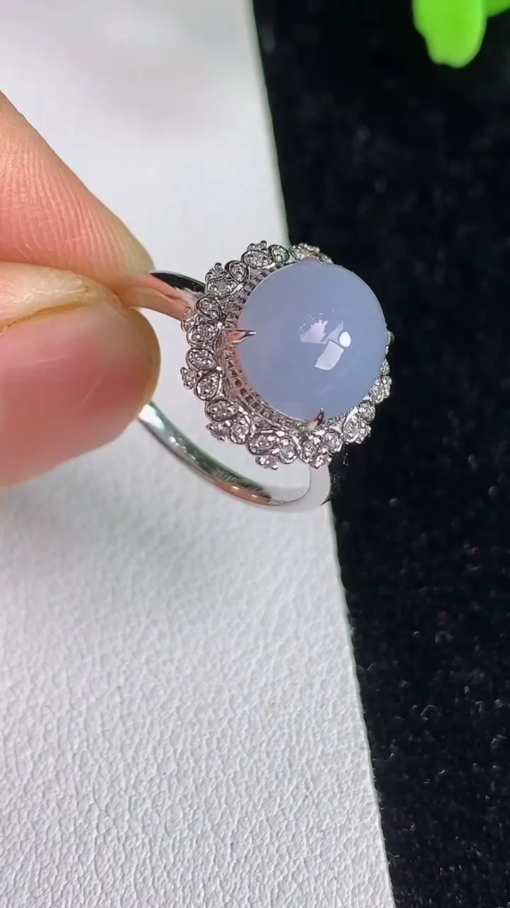 天然A货翡翠k金紫罗兰蛋面戒指，尺寸17.6-10-8.5，重量:3.24g2025年6月12日
工厂直销收藏佳品,种好水足，色泽均匀，有种有色，上手高大气！