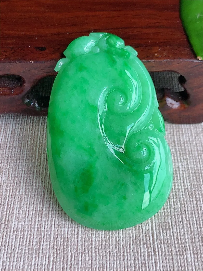天然A货翡翠满绿大如意吊坠尺寸51.4×31.2×5.3m量17.40g 0611