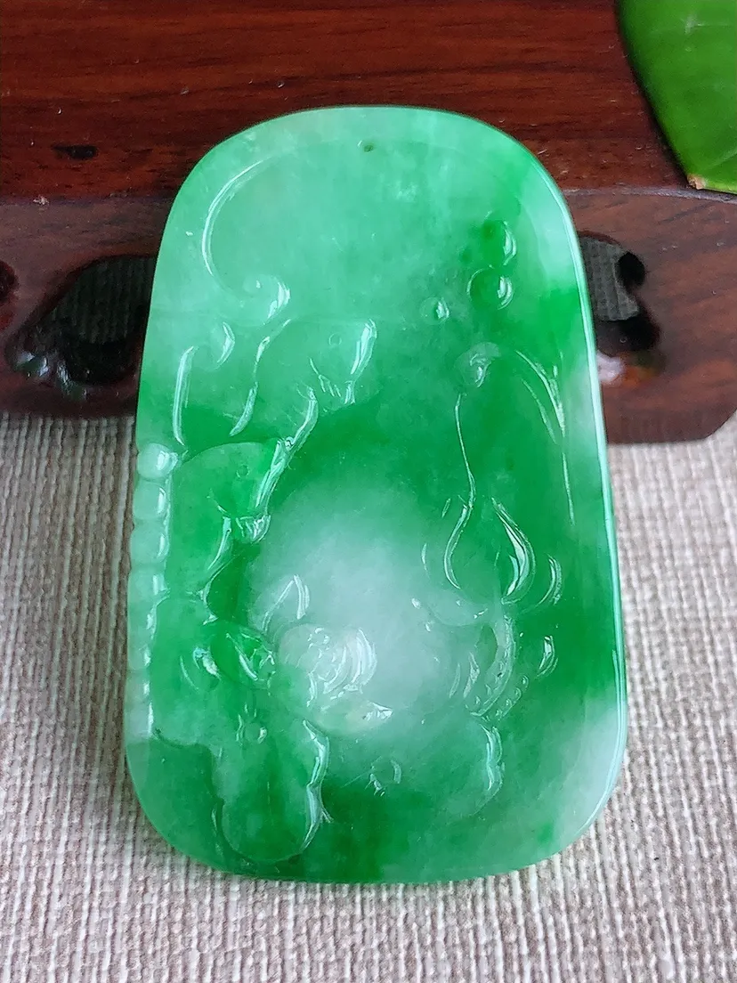天然A货翡翠飘阳绿连年有余吊坠 尺寸50.2×31.4×5.2m量18.77g 0611