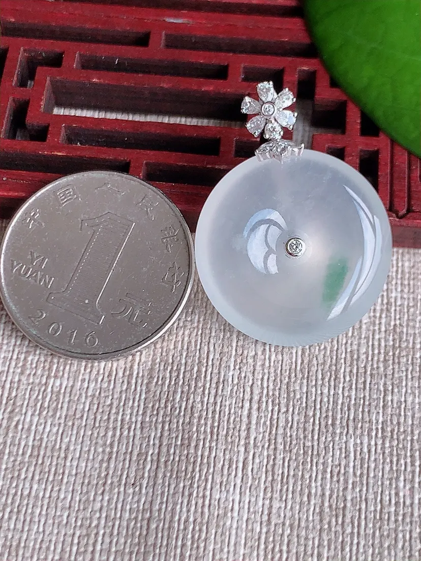 天然A货翡翠18K金伴飘花平安扣吊坠尺寸32.8×24.4×6.3m量8.77g 0611
