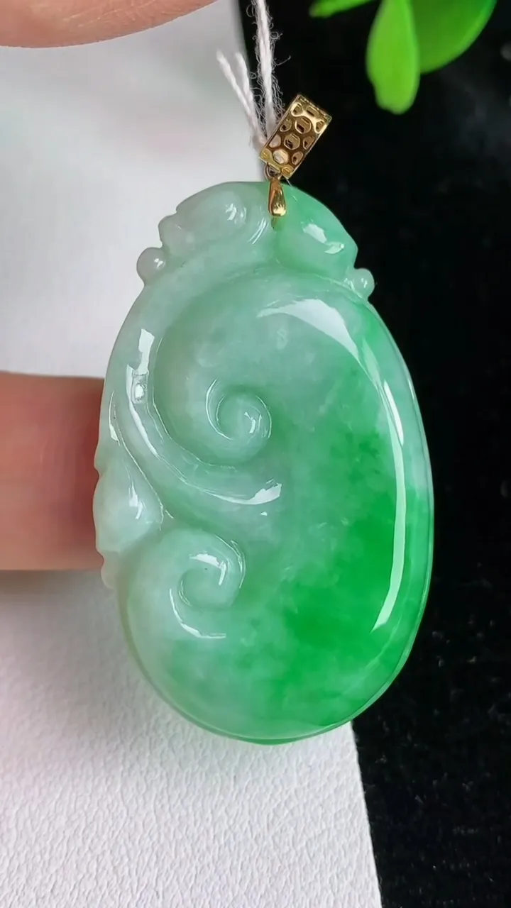 天然A货翡翠如意吊坠，尺寸40.7-25.3-5，重量:11.72g
6月12日