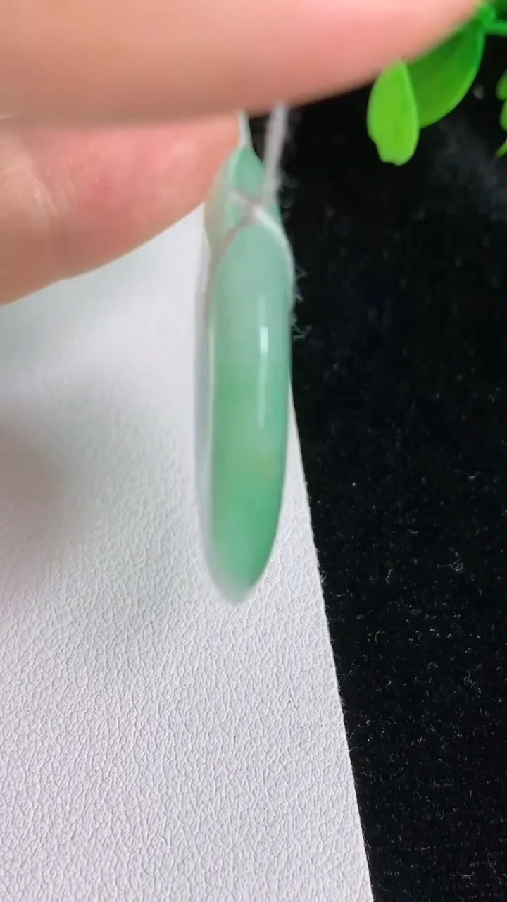 天然A货翡翠平安扣吊坠，尺寸36.3-5.2，重量:15.24g
6月12日