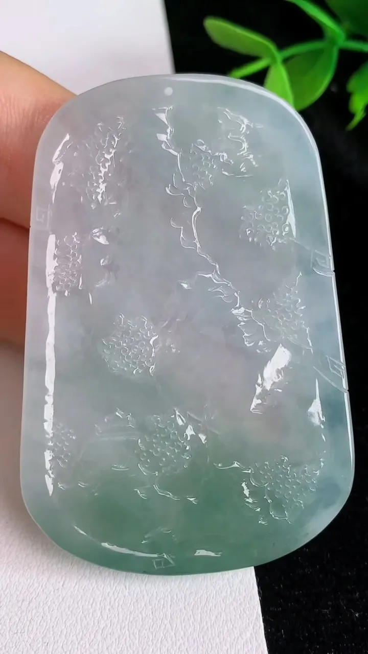 天然A货翡翠飘花山水牌吊坠，尺寸62-42.4-6，重量:37.85g
6月12日