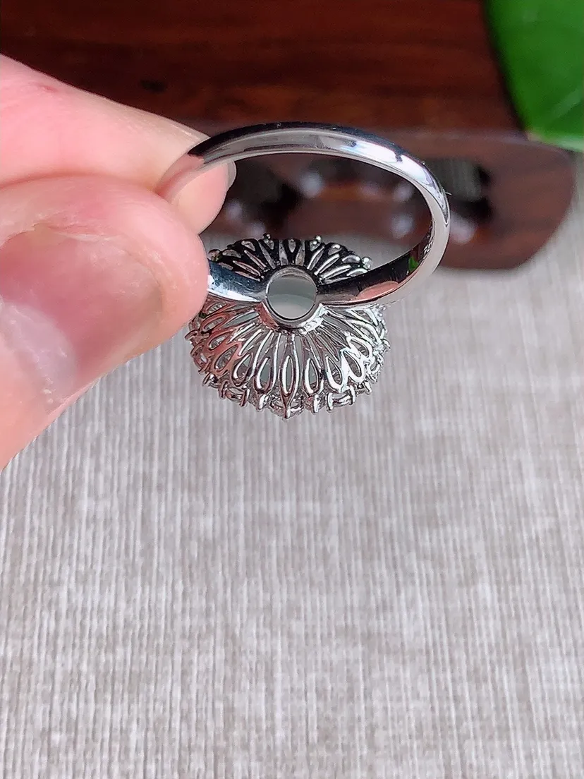 天然A货翡翠18K金伴钻镶嵌白月光蛋面戒指 圈口17.4裸石尺寸9.6×8.4mm 重量3.77g 0611