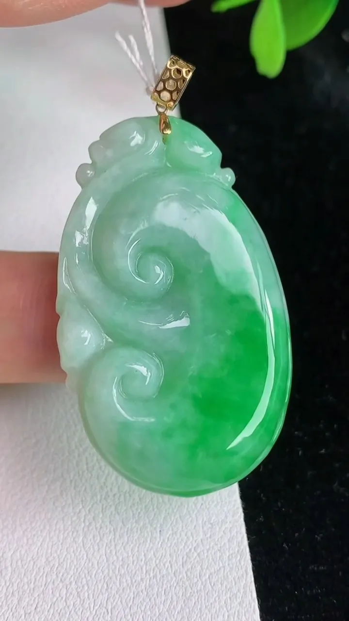 天然A货翡翠如意吊坠，尺寸40.7-25.3-5，重量:11.72g
6月12日