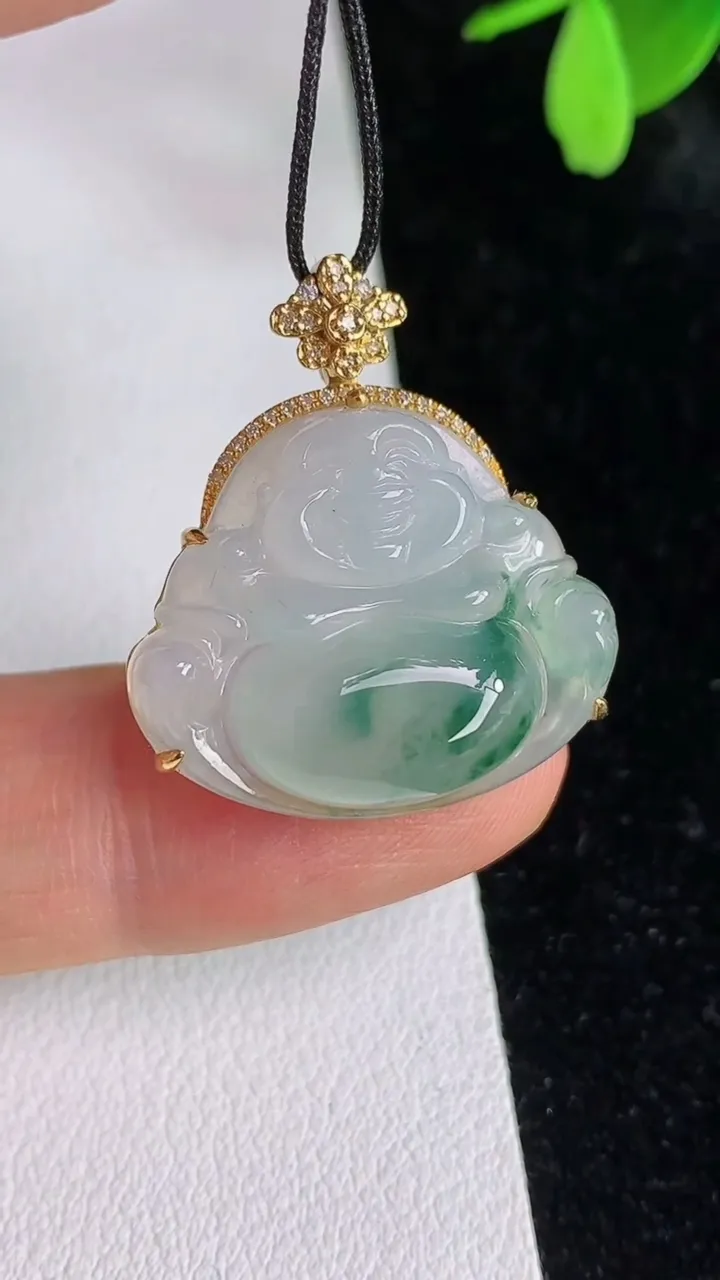 天然A货翡翠飘花佛公吊坠，尺寸27.4-19.6-24.3-7.5，重量:5.60g
6月12日