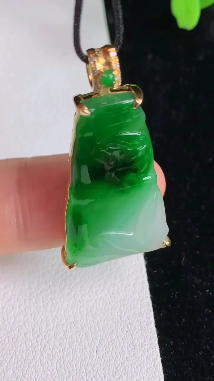 天然A货翡翠节节高升竹节吊坠，尺寸34-27.3-15.7-5.3，重量:4.59g
6月12日