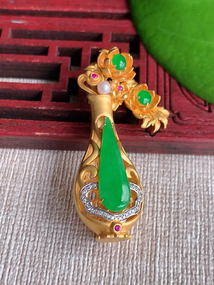 天然A货翡翠18K金伴阳绿水滴如意花瓶吊坠两用款尺寸39.2×13.4×10.8裸石18×5.6m量7.03g 0611