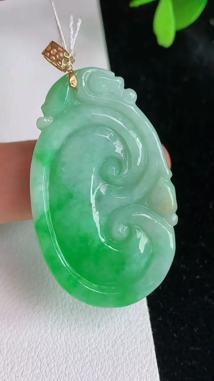 天然A货翡翠如意吊坠，尺寸40.7-25.3-5，重量:11.72g
6月12日