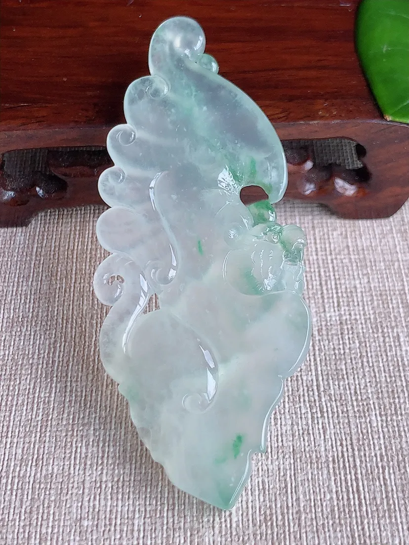 天然A货翡翠飘绿如虎添翼吊坠尺寸82×32.6×6.6m量33.05g 0611