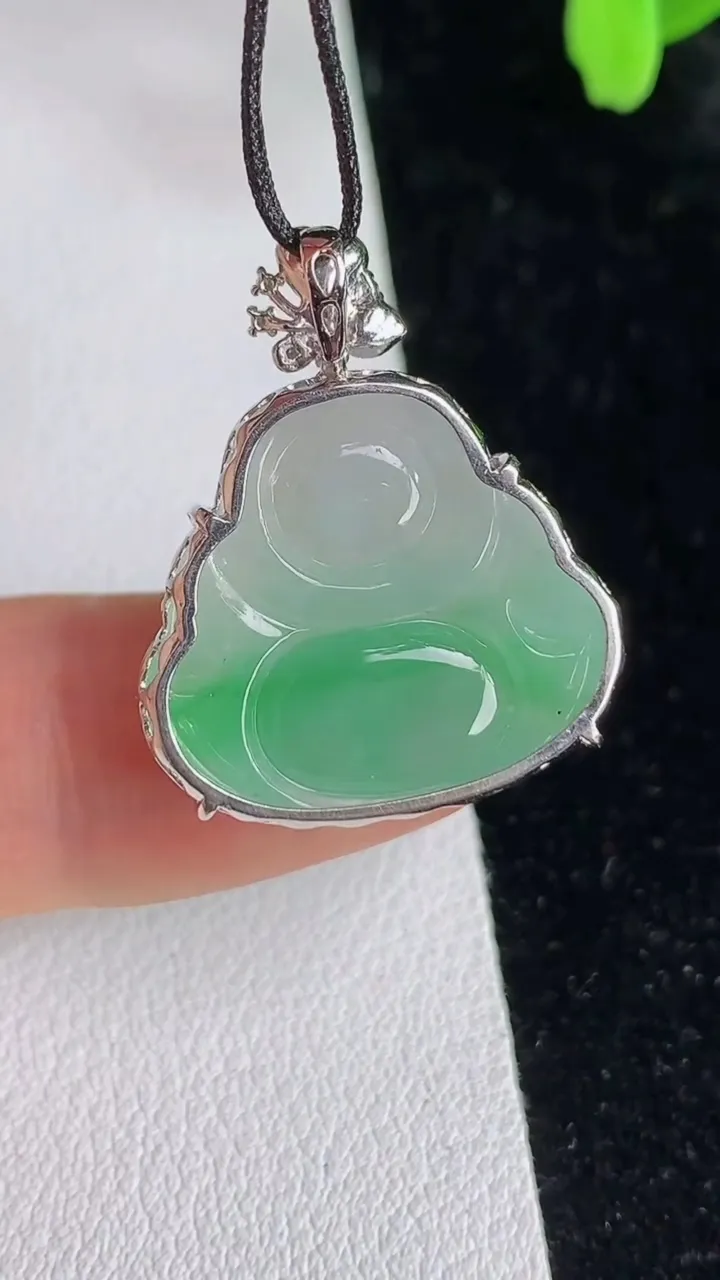 天然A货翡翠佛公吊坠，尺寸26.2-19-21.4-7.4，重量:5.05g
6月12日