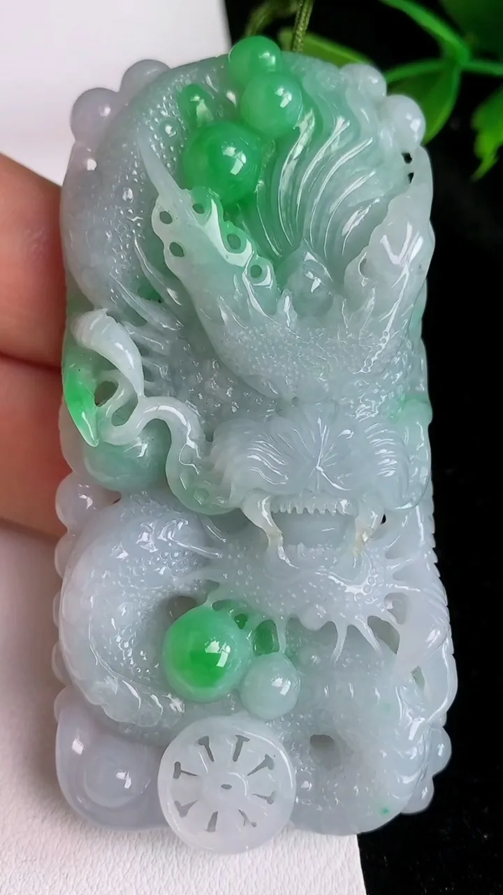 天然A货翡翠龙牌吊坠，尺寸71.8-37-12.3，重量:64.53g
6月12日