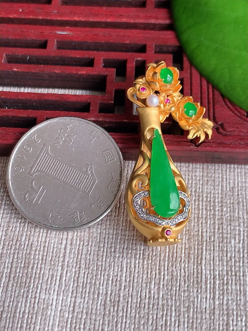 天然A货翡翠18K金伴阳绿水滴如意花瓶吊坠两用款尺寸39.2×13.4×10.8裸石18×5.6m量7.03g 0611