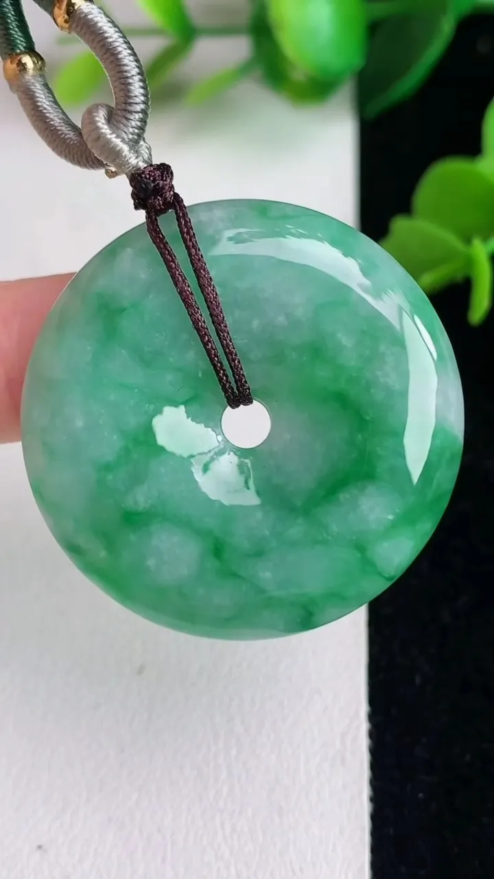 天然A货翡翠平安扣吊坠，尺寸24.8-6.2，重:15.17g
6月12日
