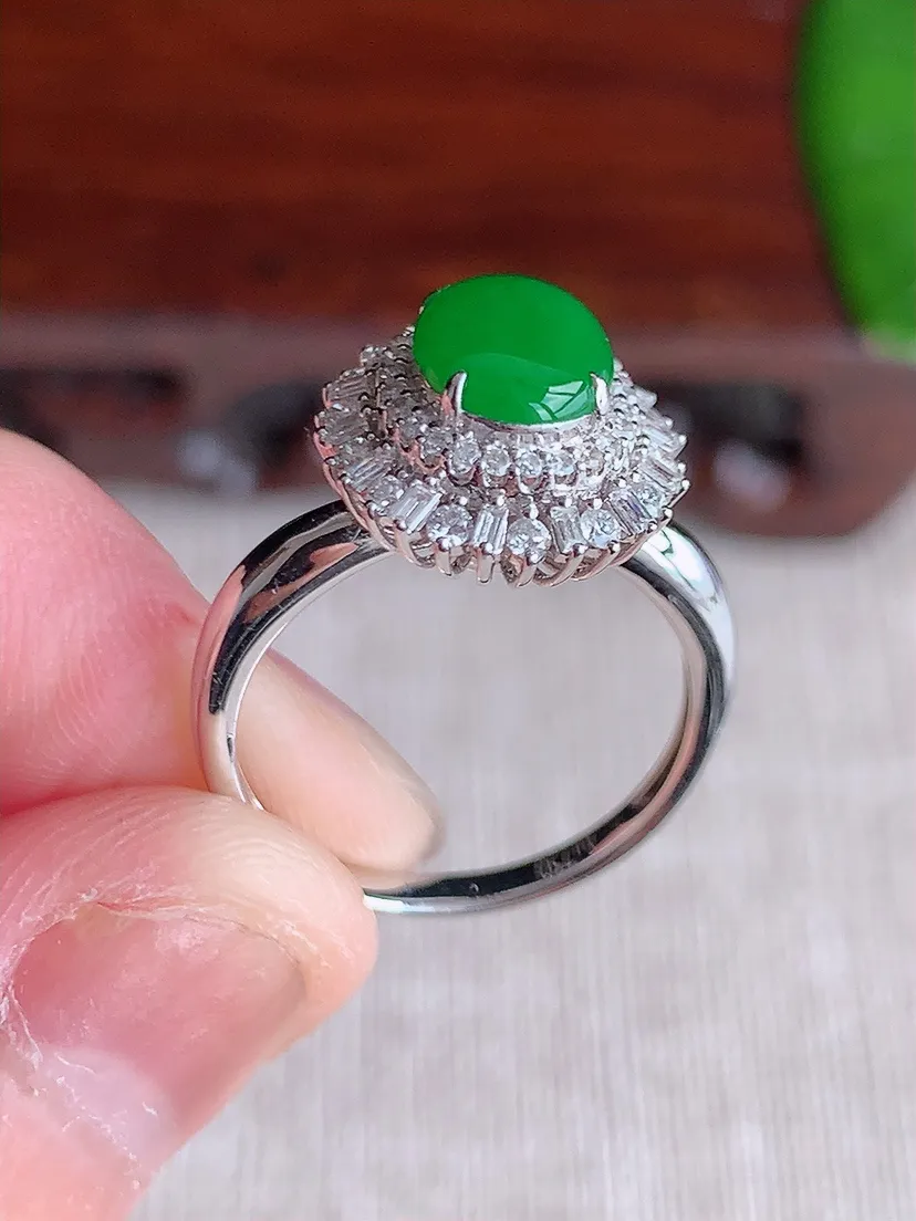 天然A货翡翠18K金伴钻镶嵌阳绿蛋面戒指 圈口17裸石尺寸7.6×6.4mm 重量3.00g 061