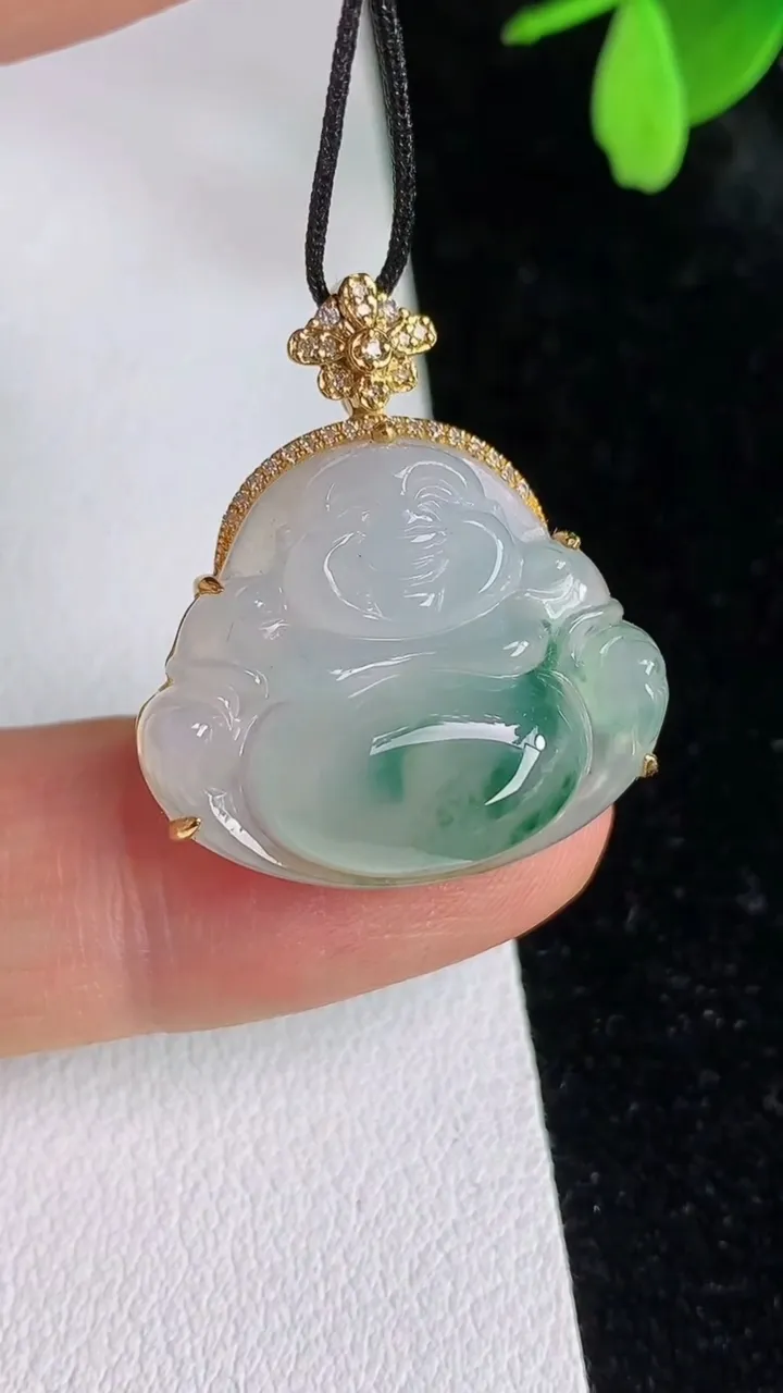 天然A货翡翠飘花佛公吊坠，尺寸27.4-19.6-24.3-7.5，重量:5.60g
6月12日