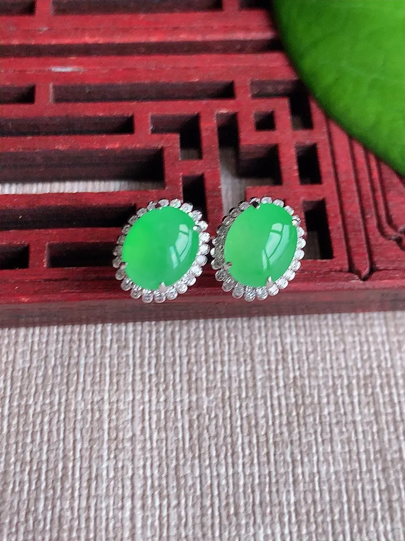 天然A货翡翠18K金伴钻镶嵌甜绿蛋面耳钉尺寸8.3×6.6mm 重量2.46g 0611