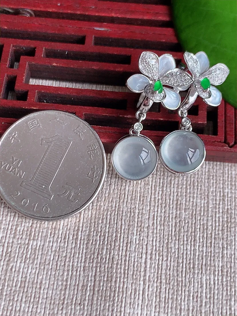 天然A货翡翠18K金伴钻镶嵌白月光蛋面耳坠 尺寸10.2×5mm 重量6.22g 0611