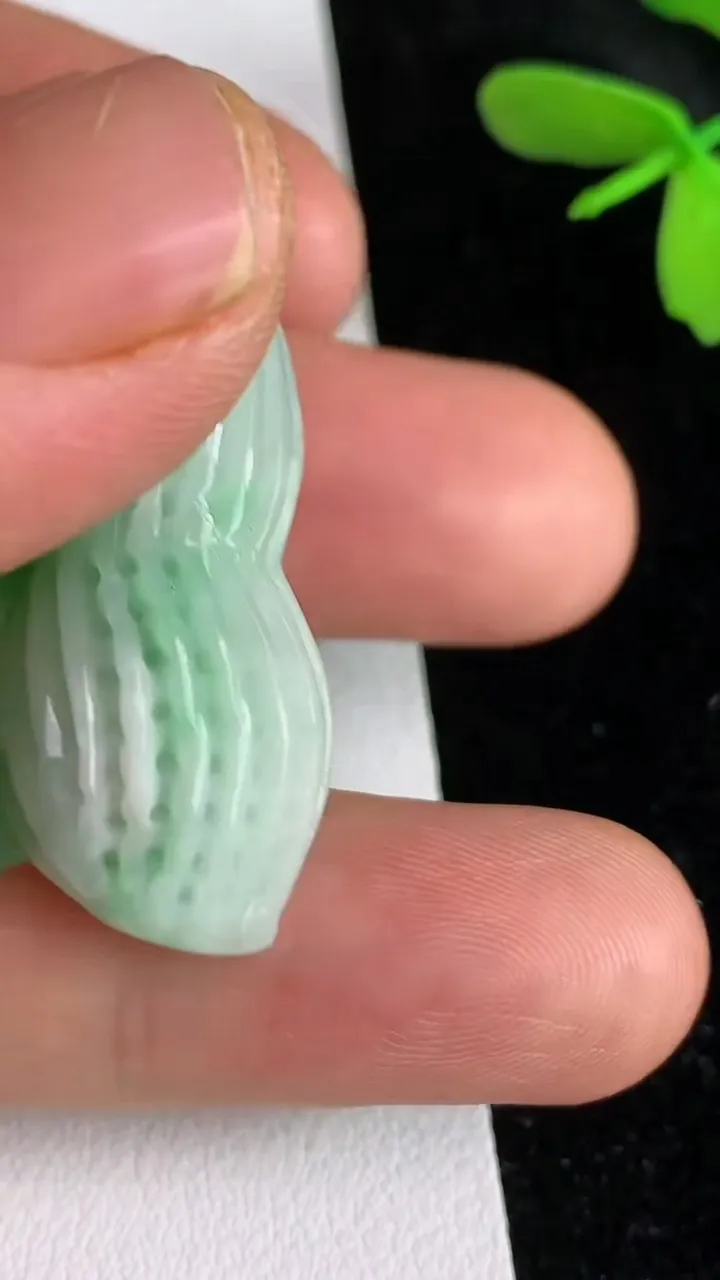 天然A货翡翠花生吊坠，尺寸38.5-15-16.4，重量:15.22g
6月12日