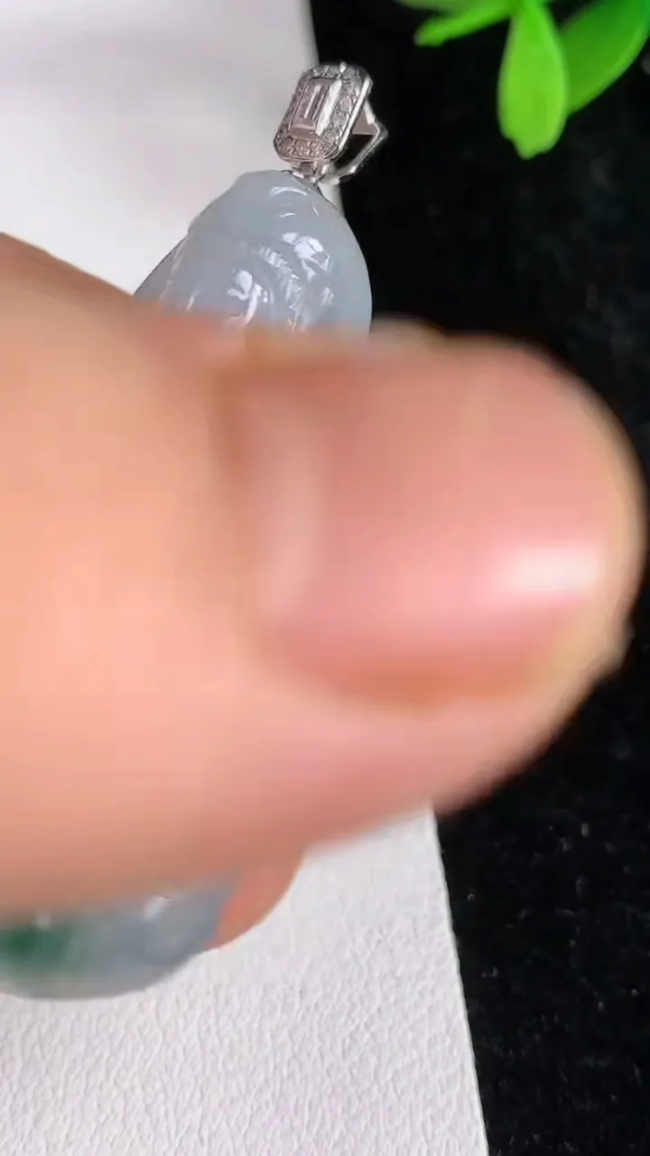 天然A货翡翠观音菩萨吊坠，尺寸51.2-44-26.2-6，重量:12.62g
6月12日