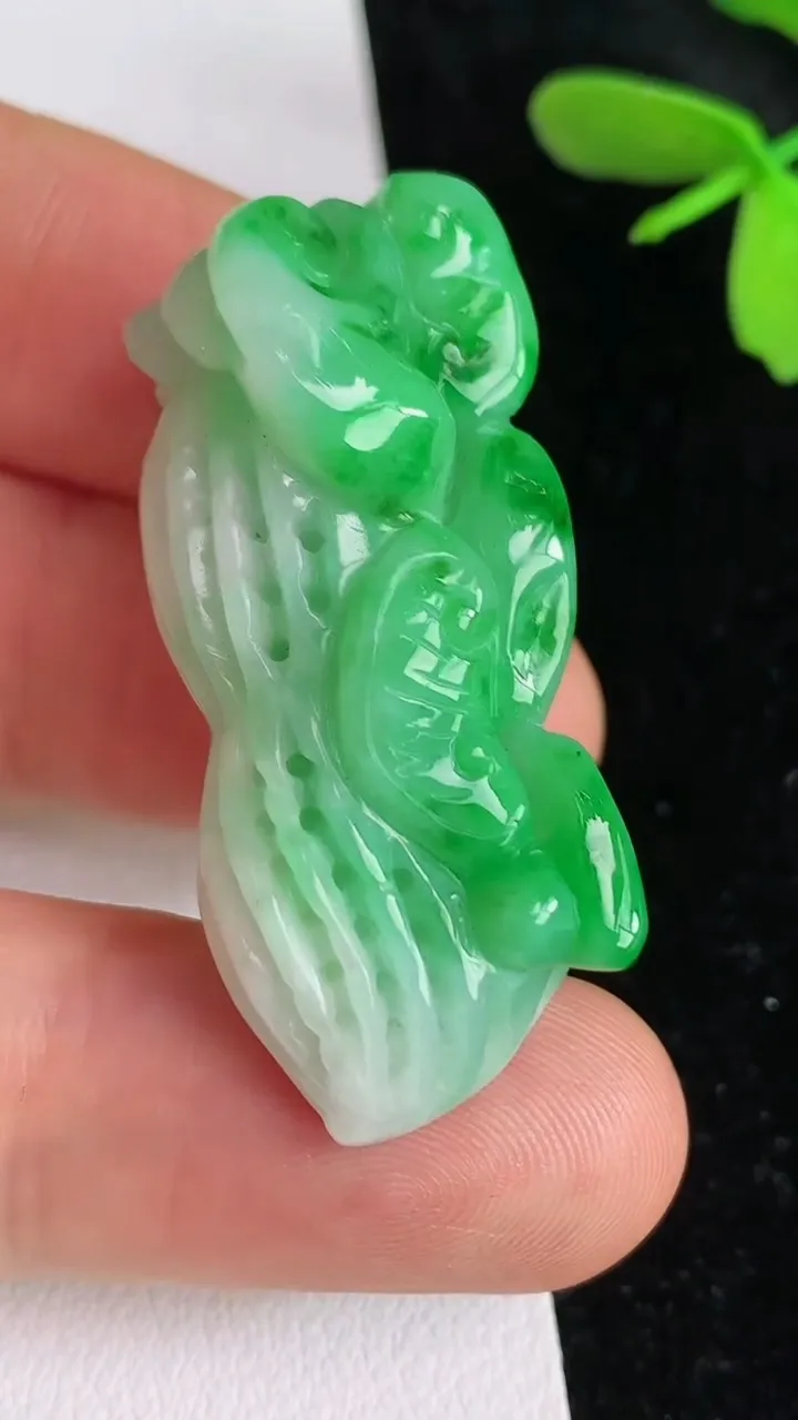 天然A货翡翠花生吊坠，尺寸38.5-15-16.4，重量:15.22g
6月12日