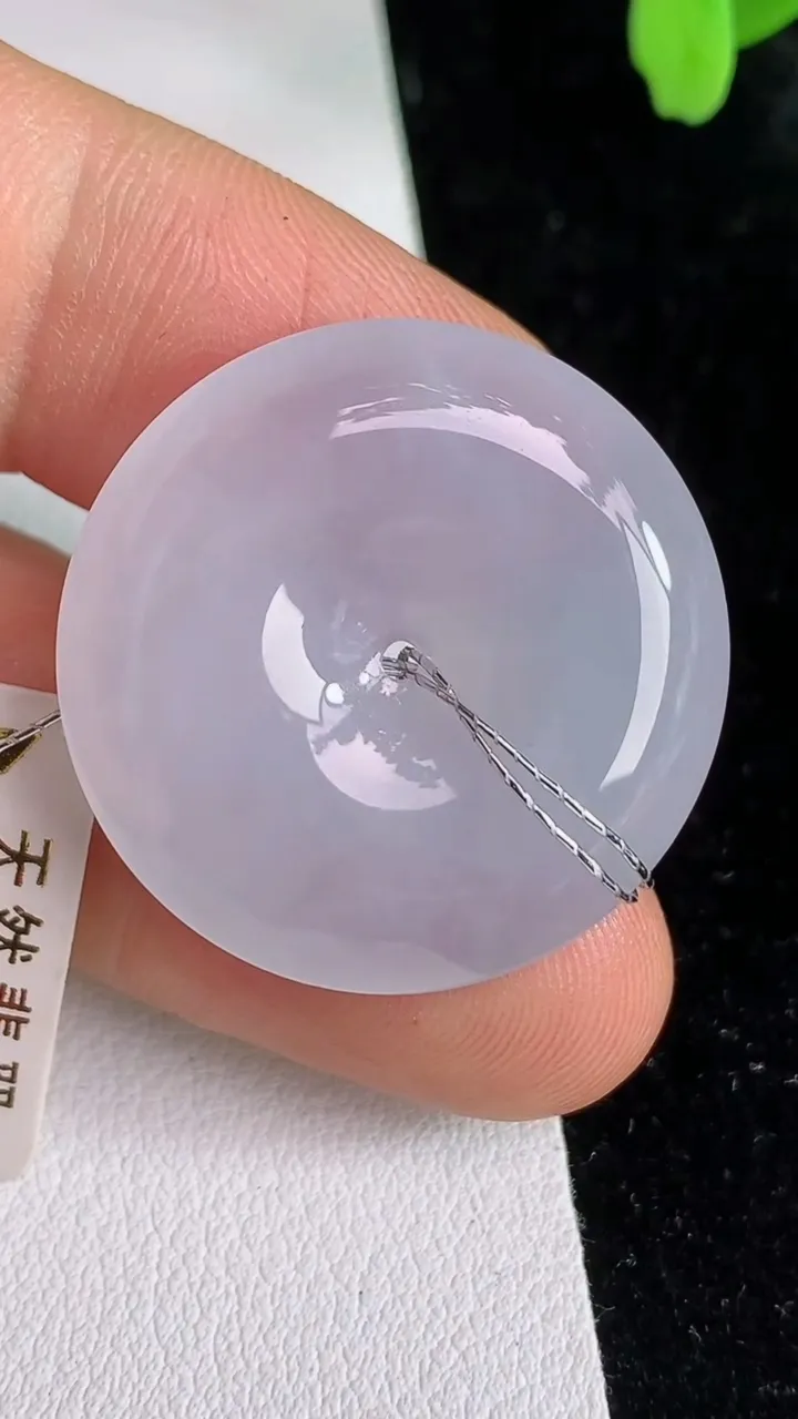天然A货翡翠平安扣吊坠，尺寸27.8-5.7，重量:9.28g
6月12日